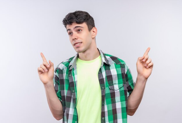 Mirando Al Lado Cauc Sico Joven Vestido Con Camisa Verde Apunta Hacia Arriba En La Pared Blanca