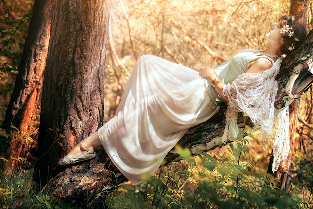 Misteriosa Mujer En El Bosque Chica Solitaria En La Naturaleza Foto Premium 