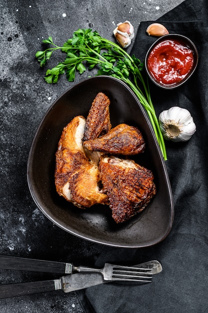 La Mitad De Un Pollo A La Parrilla En Un Plato. Fondo Negro. Vista ...