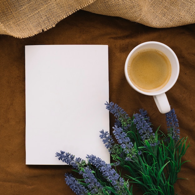 Download Mockup de libro con café y flores | Foto Gratis