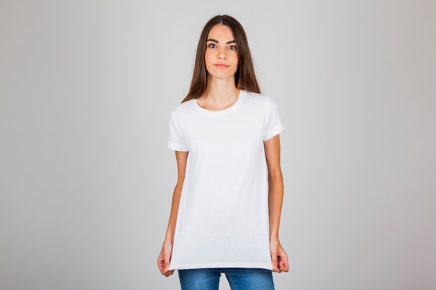 mujer con remera blanca