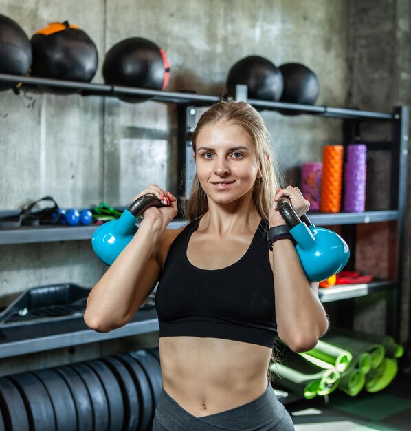 Modelo De Fitness De Belleza Ejercicio Con Pesas Rusas En El Gimnasio Moderno Foto Premium