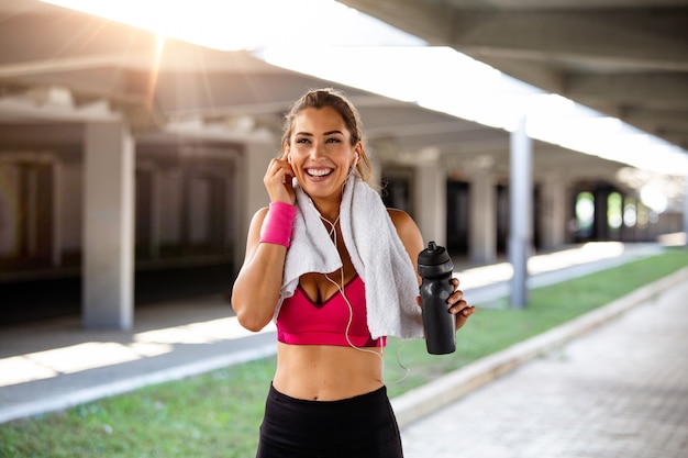 Modelo De Fitness Trabajando En La Calle Foto Premium