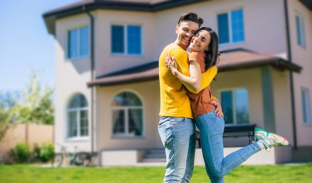 Moderna Hermosa Pareja Joven Emocionada Enamorada De Pie Frente A La Nueva Casa Grande Con Las