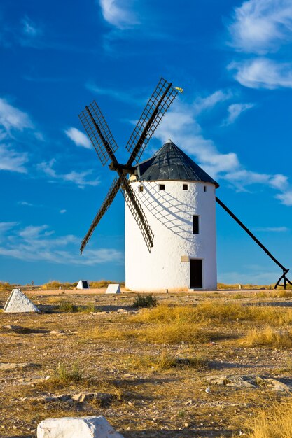 Molinos de viento, campo de criptana, ciudad real, españa | Foto Premium