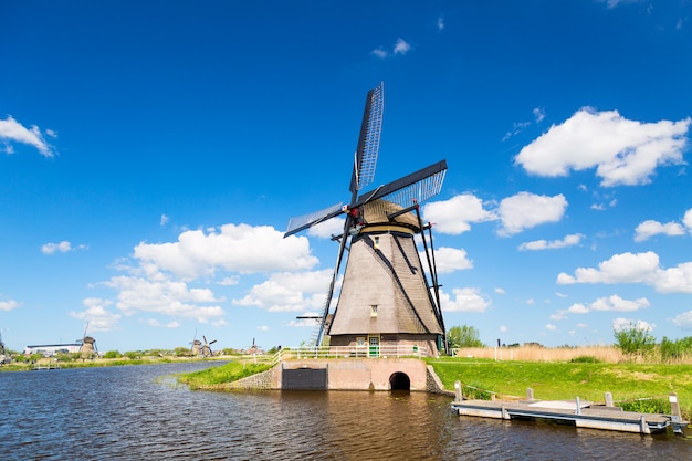 Molinos de viento famosos en el pueblo de kinderdijk en holanda | Foto