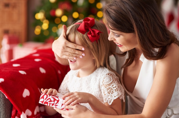 Momia Sorprende A Su Hija Dando Regalos Foto Gratis