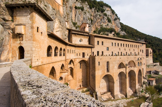 Monasterio de la sagrada cueva de san benito en subiaco, provincia de roma, lacio, italia. Foto Premium 