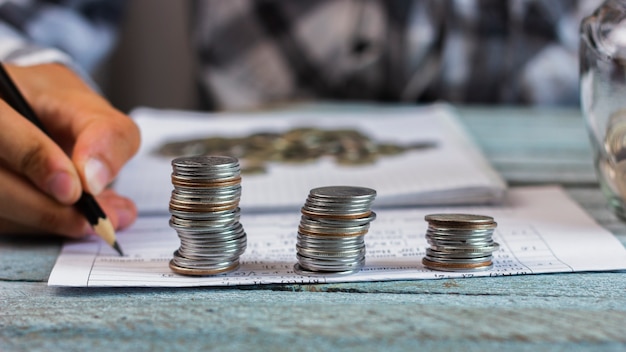 Monedas en concepto de cálculo de pila Foto gratis