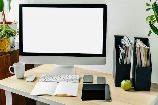 Monitor de computadora con pantalla blanca maqueta en mesa de ...