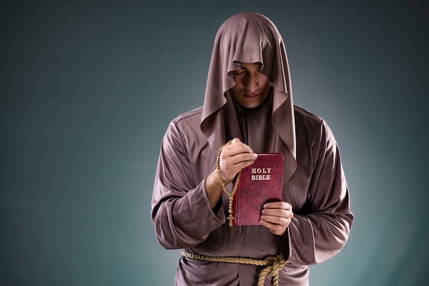 Monje en concepto religioso Foto Premium