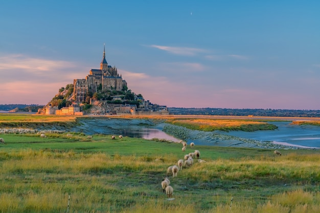 Mont saint michel al atardecer crepúsculo en normandía norte de