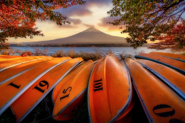 Monte Fuji Sobre El Lago Kawaguchiko Con Barcos Al Atardecer En