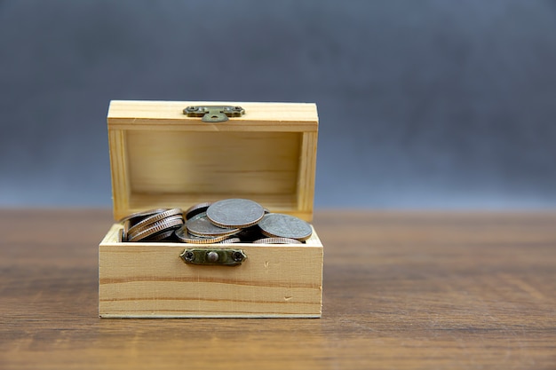 Un Monton De Muchas Monedas En Una Caja De Madera Para Ideas Para Ahorrar Dinero Planificacion Financiera Y Seguros Foto Premium