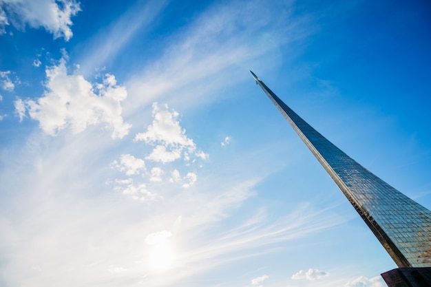 Monumento Conquistadores Del Espacio Con Un Hermoso Cielo Azul Rusia Moscu Foto Premium