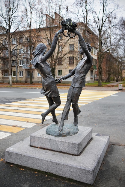 Monumento A La Pareja De Enamorados Con El Tel N De Fondo De Los