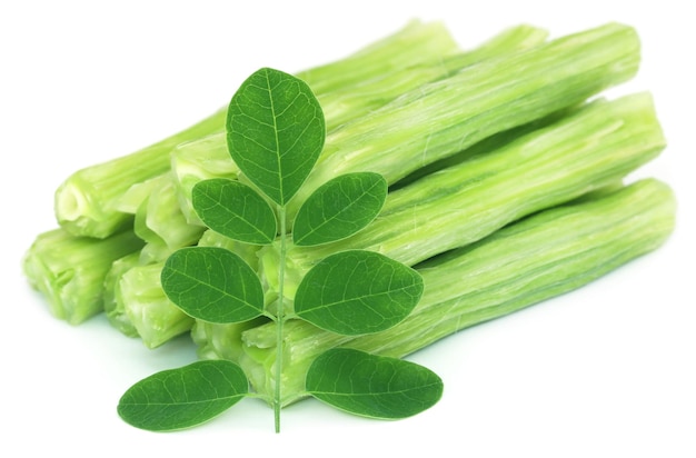 Moringa Oleifera Comestible Con Hojas Verdes Sobre Fondo Blanco Foto Premium 2694