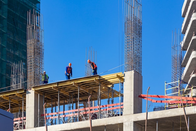 Moscu Rusia Trabajadores En La Obra De Construccion De Nuevos Edificios Residenciales Foto Premium