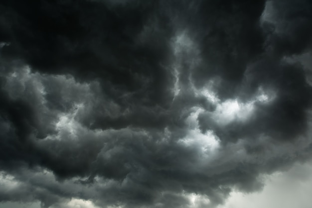 POEMAS SIDERALES ( Sol, Luna, Estrellas, Tierra, Naturaleza, Galaxias...) - Página 26 Movimiento-cielo-oscuro-nubes-negras-nube-cumulonimbus-dramatica-lluvia_3236-1785