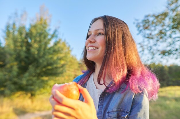 Muchacha Hermosa Del Adolescente Que Come La Manzana Roja Sabrosa