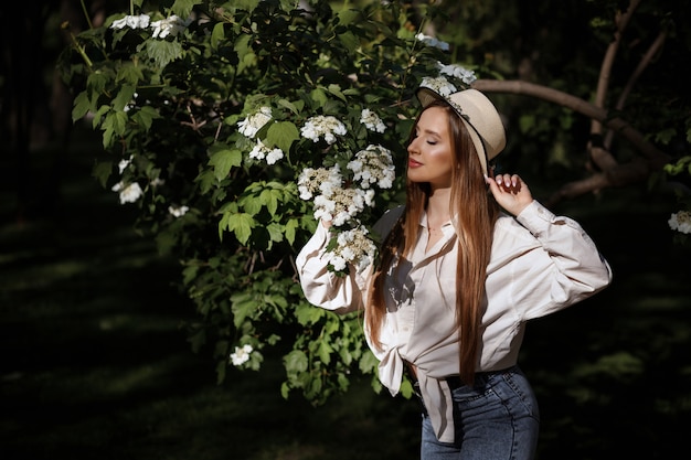 La Muchacha Huele Las Flores Blancas En Un Parque De Verano Piel