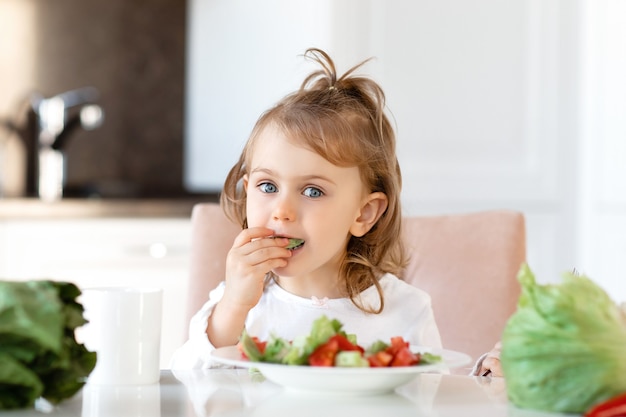 Muchacha Linda Del Ni O Que Come La Ensalada De Verduras Crudas Frescas