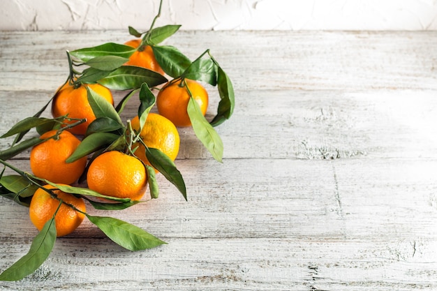 Muchas Mandarinas Naranjas Con Hojas Verdes Sobre Fondo Blanco De