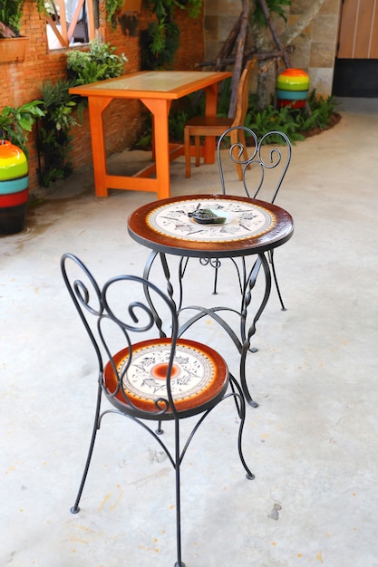 Muebles de jardín mesa y silla en el balcón de la cafetería. Foto Premium