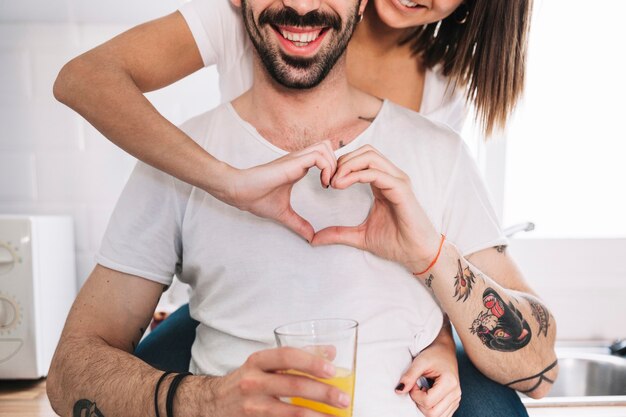 Mujer Abrazando Hombre Y Mostrando Gesto De Corazón Foto Gratis