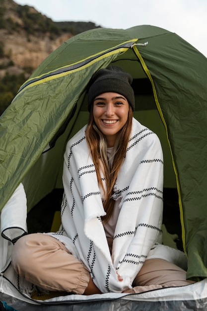 Mujer Acampando Y Sentada En La Tienda Foto Gratis 7023