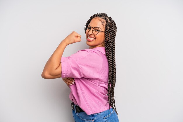 Mujer Afro Negra Que Se Siente Feliz Satisfecha Y Poderosa Flexionando El Ajuste Y Los Bíceps 9773