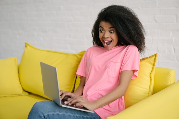 Mujer Afroamericana Emocionada Usando La Computadora Porttil Y