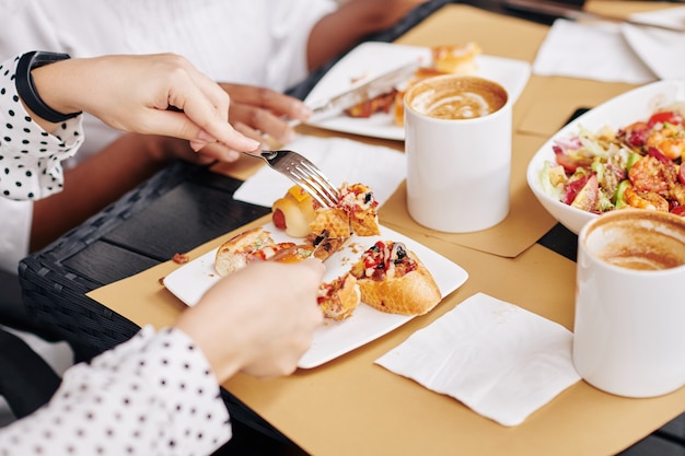 Mujer Almorzar En Cafe Foto Premium