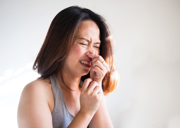 Mujer asiática adulta media estornudo y uso mano apretando la ...
