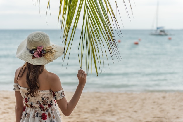 Mujer Asiática Joven Feliz Con El Sombrero Que Se Relaja En La Playa