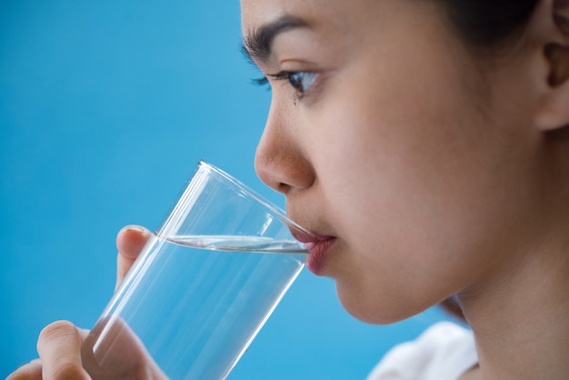 Mujer Bebe Agua Despues De Tomar Un Medicamento Foto Gratis