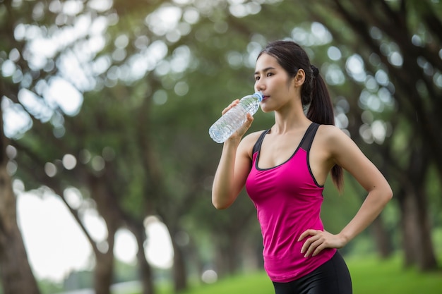 la-mujer-bebe-agua-del-ejercicio-foto-premium