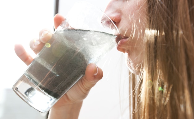 Mujer Está Bebiendo Agua Sucia De Vaso De Vidrio Foto Premium 5346