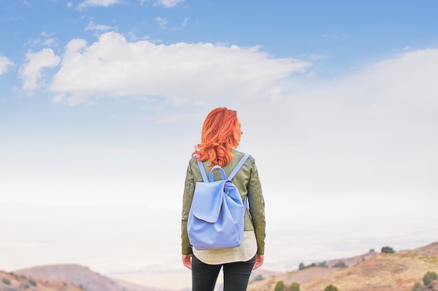 Mujer de belleza al aire libre disfrutando de la naturaleza. mujer libre disfrutando de la naturaleza. chica de belleza al aire libre. Foto Premium