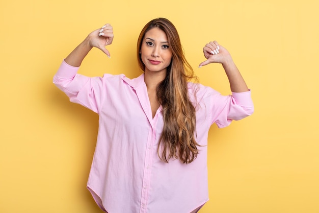 Mujer bonita asiática que parece triste decepcionada o enojada