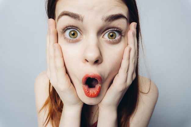 Mujer Bonita Con La Boca Abierta Mirada Sorprendida Emociones Con Las Manos En La Cara Foto