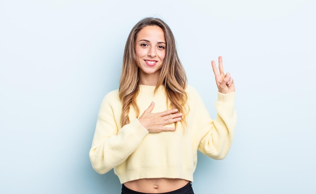 Mujer bonita caucásica que parece feliz segura y digna de confianza