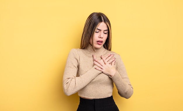 Mujer bonita caucásica que parece triste herida y con el corazón roto