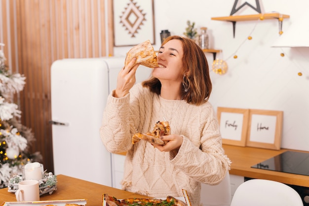 Mujer Bonita Hambrienta Está Comiendo Una Rebanada De Pizza Foto Premium 2668