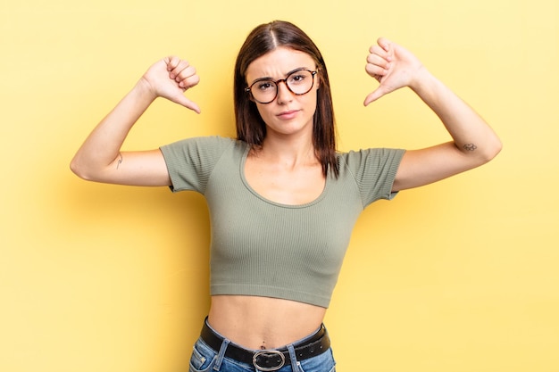 Mujer Bonita Hispana Que Parece Triste Decepcionada O Enojada