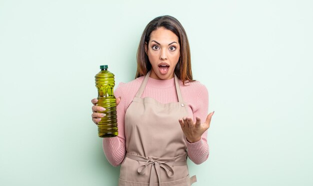 Mujer Bonita Hispana Que Se Siente Extremadamente Conmocionada Y Sorprendida Concepto De Aceite