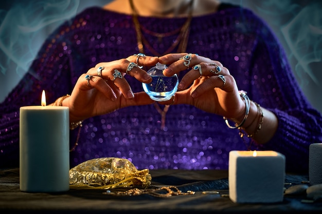 Mujer Bruja Usando Una Encantadora Botella De Poción De Elixir Para