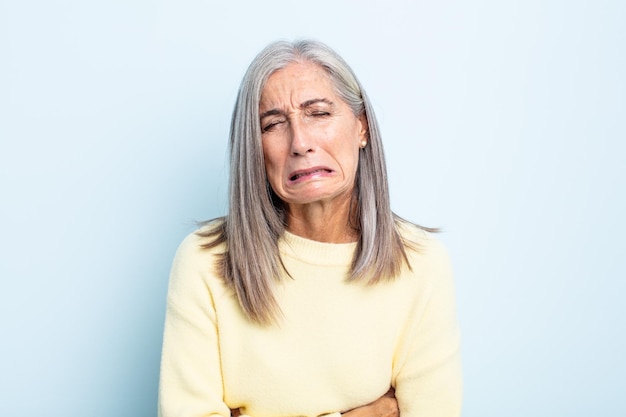 Mujer De Cabello Gris De Mediana Edad Que Se Siente Ansiosa Enferma