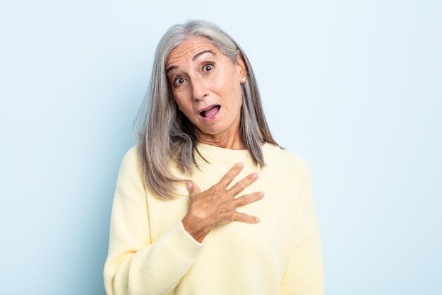 Mujer De Cabello Gris De Mediana Edad Que Se Siente Conmocionada