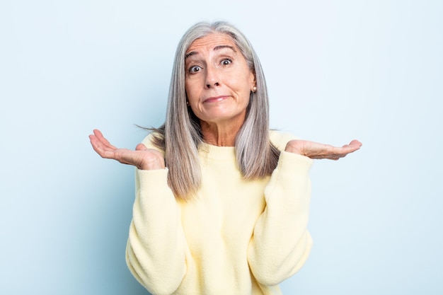 Mujer De Cabello Gris De Mediana Edad Que Se Siente Desconcertada Y